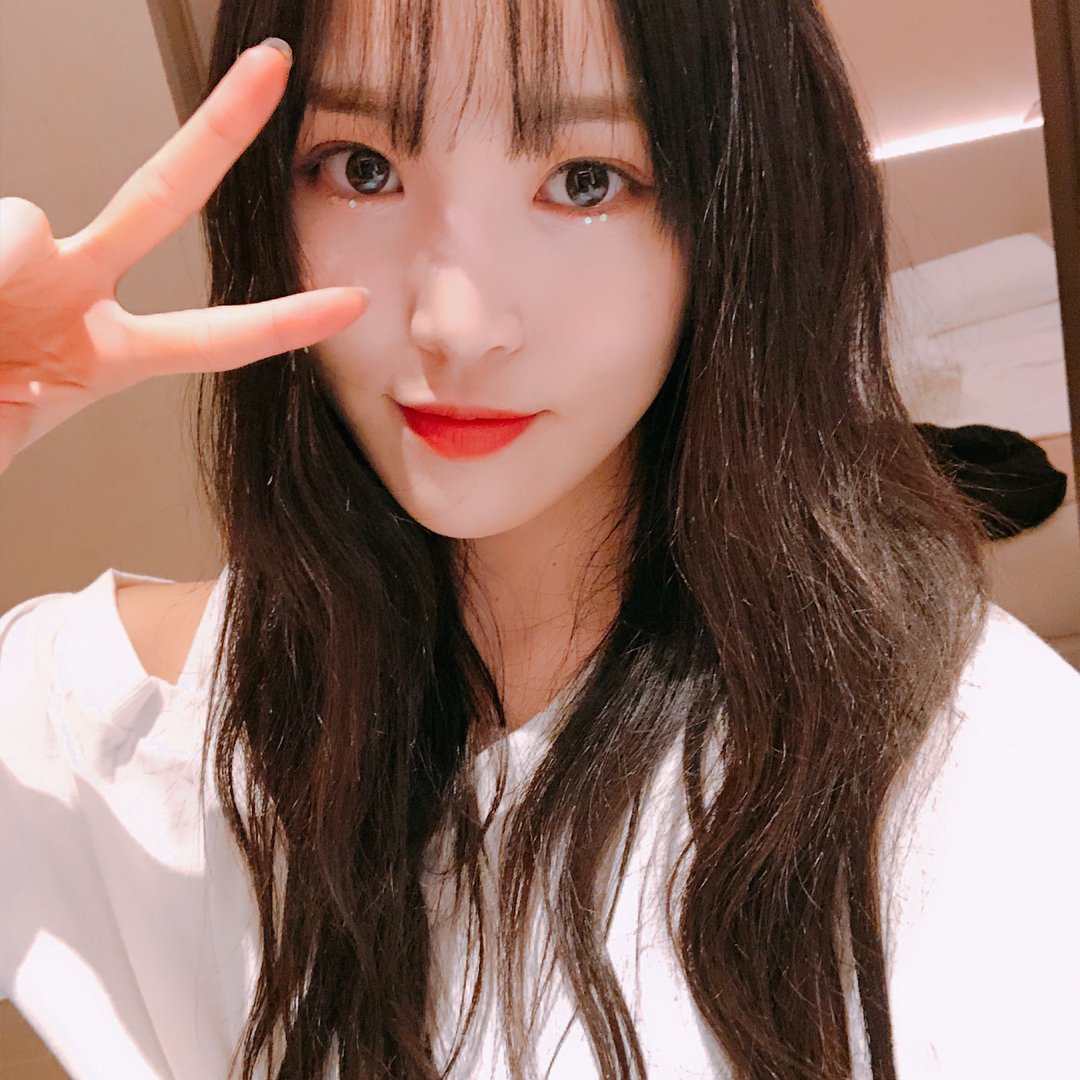 GFriendSnaps's tweet photo. [G-FRIEND INSTAGRAM(4P)] gfriendofficial: 버디♥️♥️ 셀카대방출 ㅎ 반짝반짝 우리버디 4/4P https://t.co/C8rgqFkRpC #kpopsnaps https://t.co/jwDQfT4Vak