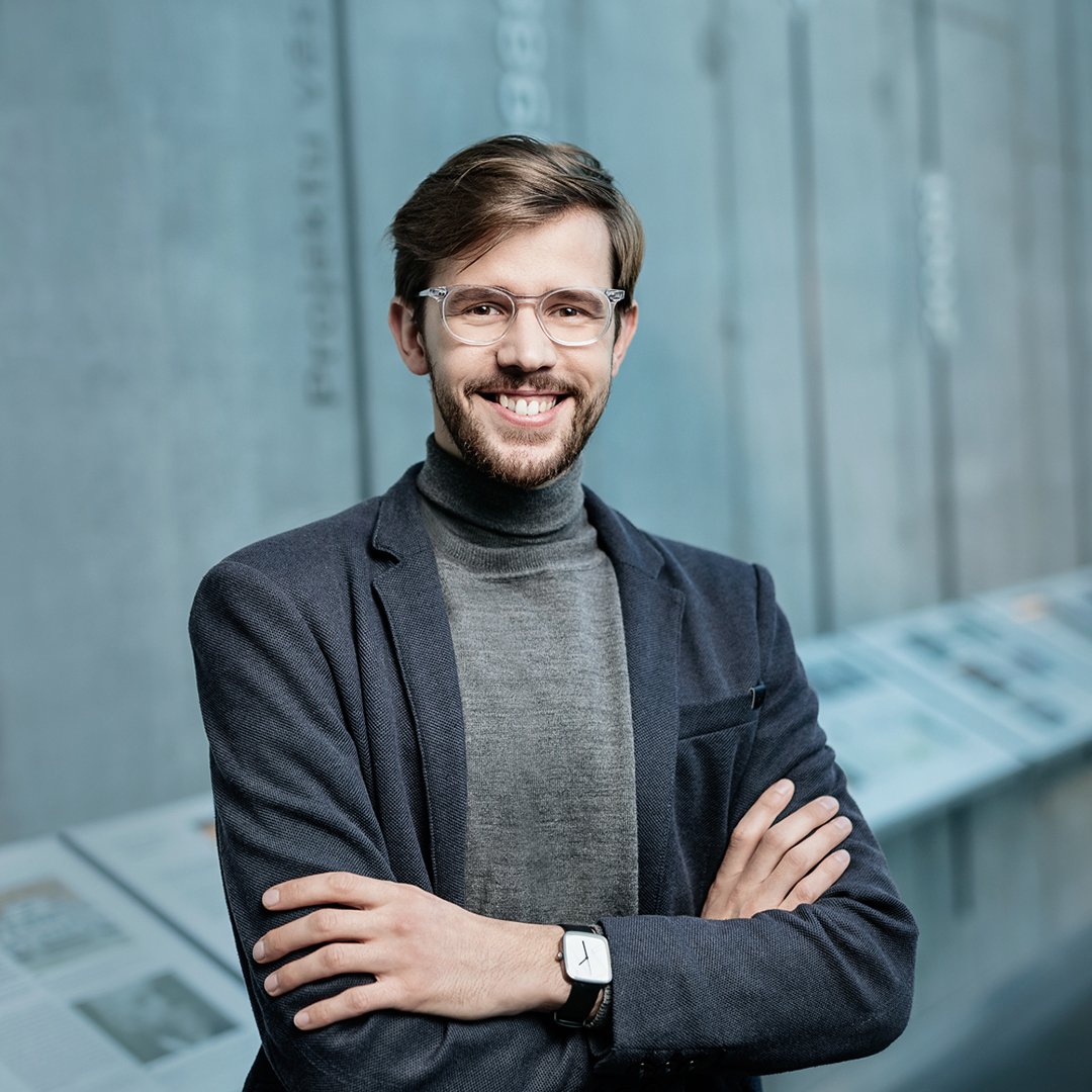 Dāmas un kungi! Pilsētvides stāstu apvienības #MANTRA dzinējs, neatkarīgās pilsētvides balvas #RīgasMetrs kurators, <a href="/RadioNaba/">Radio NABA</a> personība un tagad arī #Dattack pasākuma vadītājs - Mārtiņš Eņģelis (@mpirmsm). Uz tikšanos jau rīt!