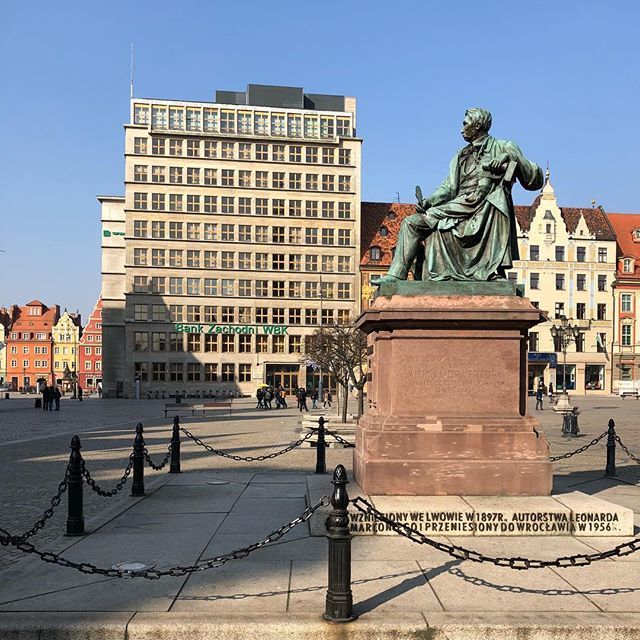 CONTMAN's tweet photo. Hello WRO! Piękny dzień ale zimno. ☀️😬 #contmanway #nieczujejakrymuje #wroclaw #wroclove #bzwbk #wroclawskirynek #aleksanderfredro #nofilter #minus13 https://t.co/o3lhtjE913 https://t.co/hdglK0HWPE