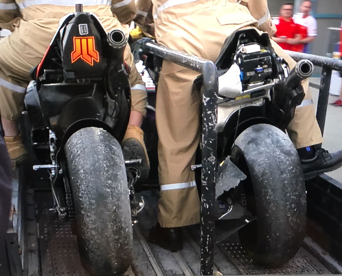 SkySportMotoGP's tweet photo. Prove comparative di carena per #Dovi ✅
L’incidente di #Petrux scopre il misterioso bauletto 🔍
#SkyMotori #MotoGP

Tutti gli aggiornamenti dal #QatarTest 🇶🇦👉https://t.co/zA9HFc33Lm https://t.co/RExQs0Xx6a