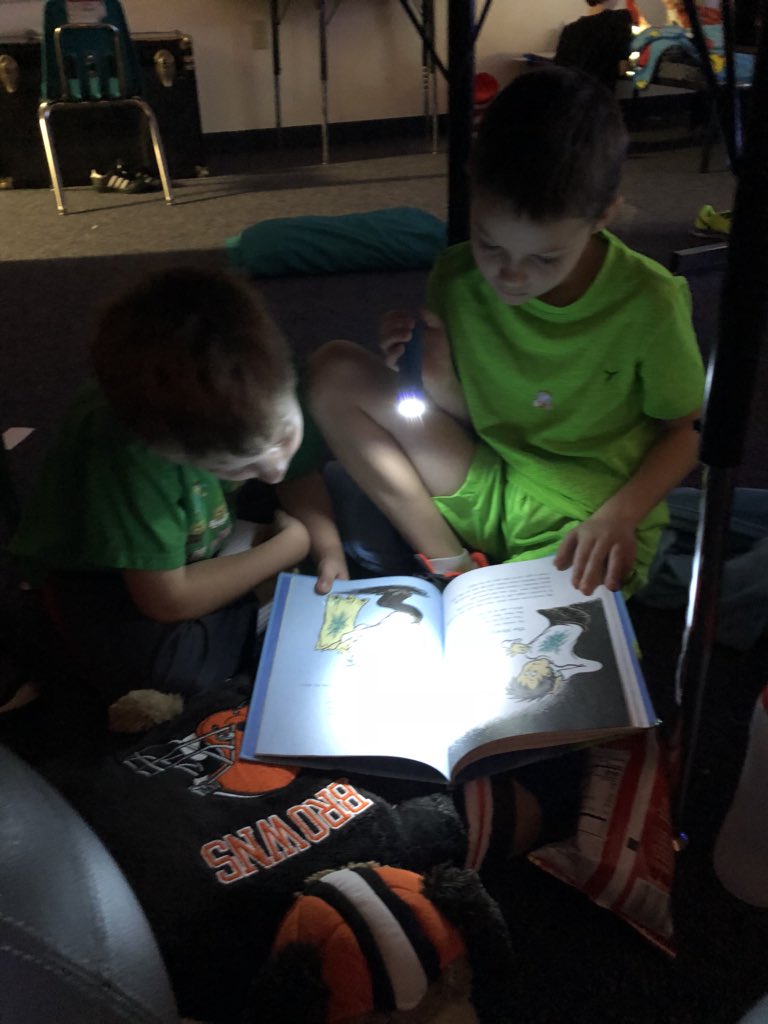 rockin3rdgrade's tweet photo. Flashlight Read! #ReadAcrossAmericaDay #eddelem #mymisd https://t.co/wFYdqk97WV
