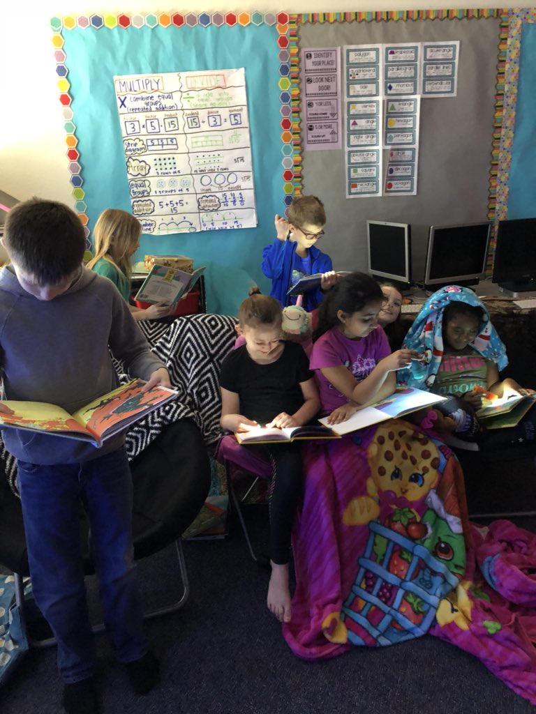 rockin3rdgrade's tweet photo. Flashlight Read! #ReadAcrossAmericaDay #eddelem #mymisd https://t.co/wFYdqk97WV