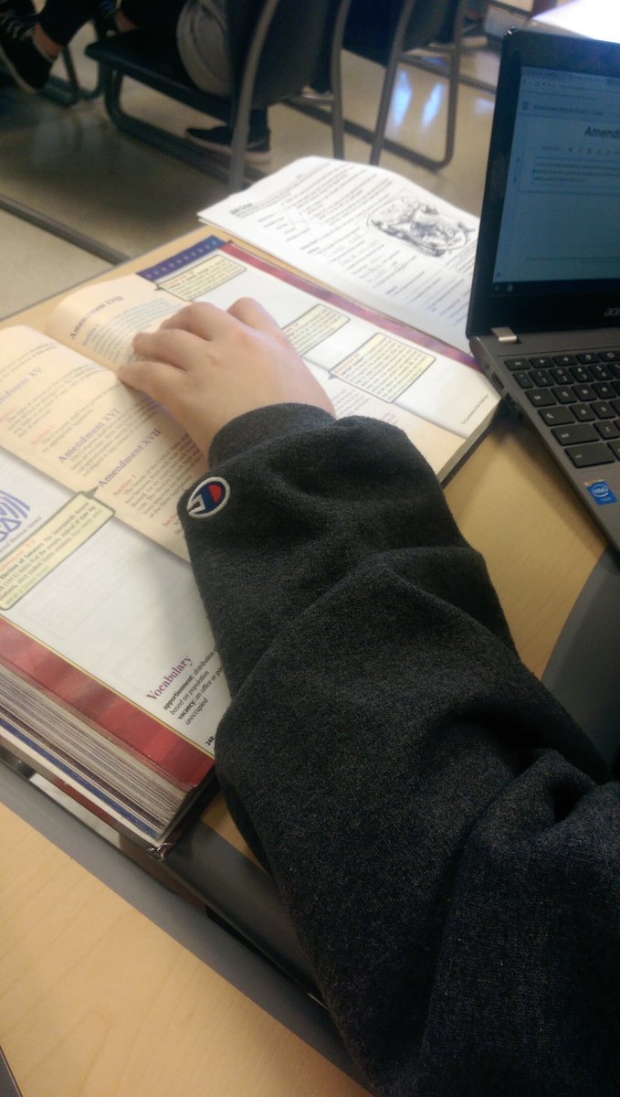SW8Silver's tweet image. 8th grade US History students reading about amendments to create Google sites. #WCPSreads @SWMSMediaCenter