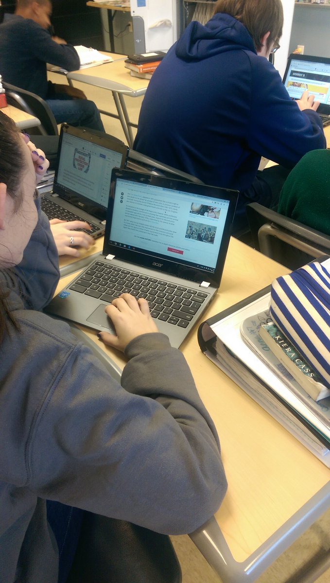 SW8Silver's tweet image. 8th grade US History students reading about amendments to create Google sites. #WCPSreads @SWMSMediaCenter