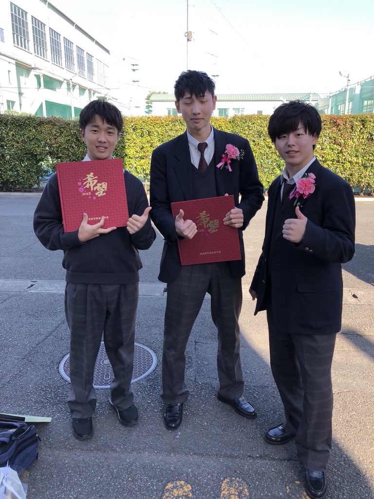 KUhahas's tweet photo. 卒業式おつかれさまです！！
友達に恵まれた生活でした！友達の笑いを少しでも取りたかったので大胆な発言をあえて多くしてました🤒笑
部活が放課後の少しの楽しみだったり。
やり残したこともあるけどこの気持ちもいい思い出かな🙄
とにかくみんなありがとうね❗️ https://t.co/QoXKecFfCk