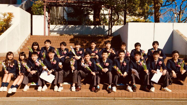 KUhahas's tweet photo. 卒業式おつかれさまです！！
友達に恵まれた生活でした！友達の笑いを少しでも取りたかったので大胆な発言をあえて多くしてました🤒笑
部活が放課後の少しの楽しみだったり。
やり残したこともあるけどこの気持ちもいい思い出かな🙄
とにかくみんなありがとうね❗️ https://t.co/QoXKecFfCk