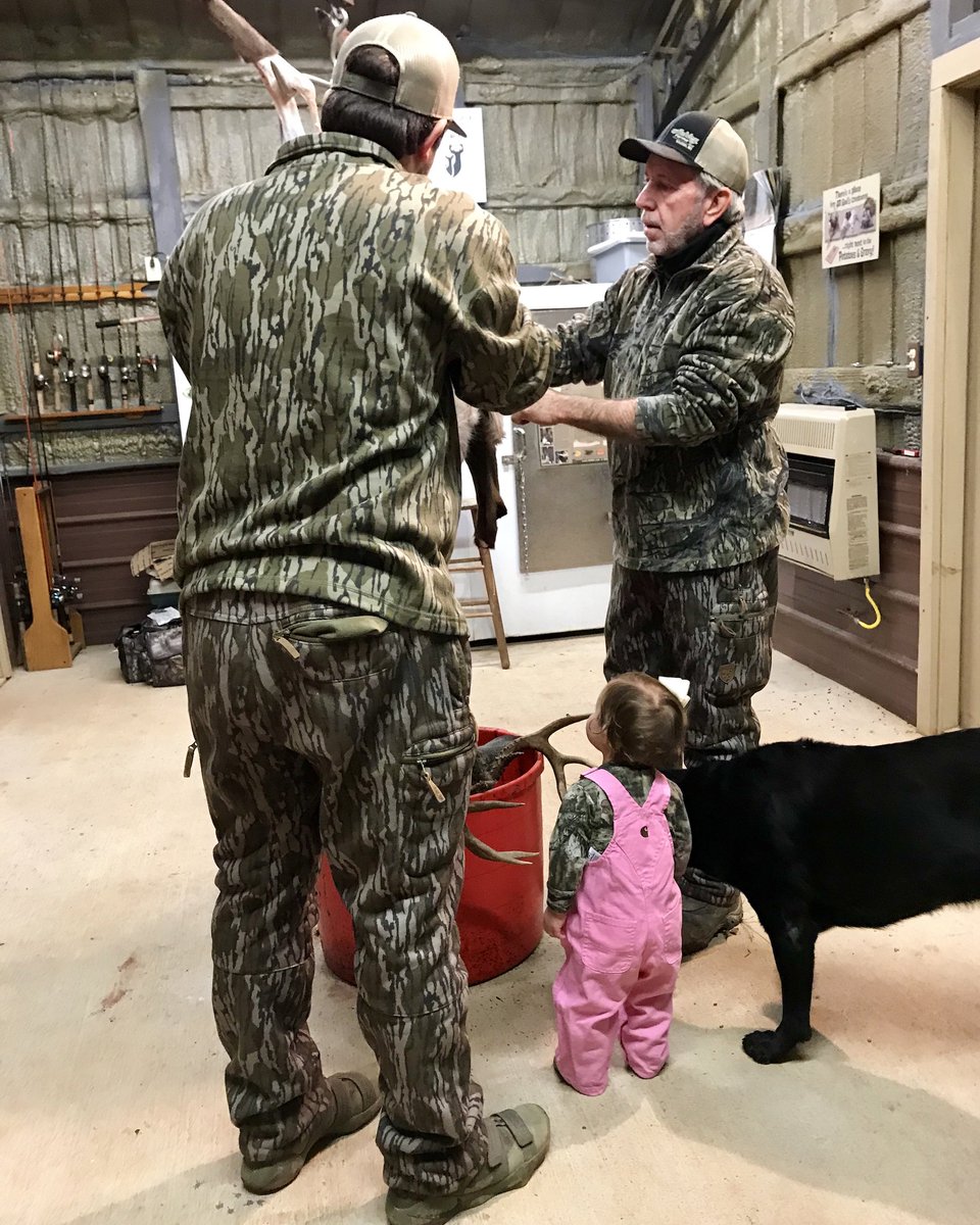 Ani_Logics's tweet photo. It's safe to say that Hartlee caught the hunting "bug" from her dad and grandpa! Those PINK Carhartt overalls though 😍 #LittleHunters #GirlsThatHunt #FamilyFirst https://t.co/dQxt4jtYc0