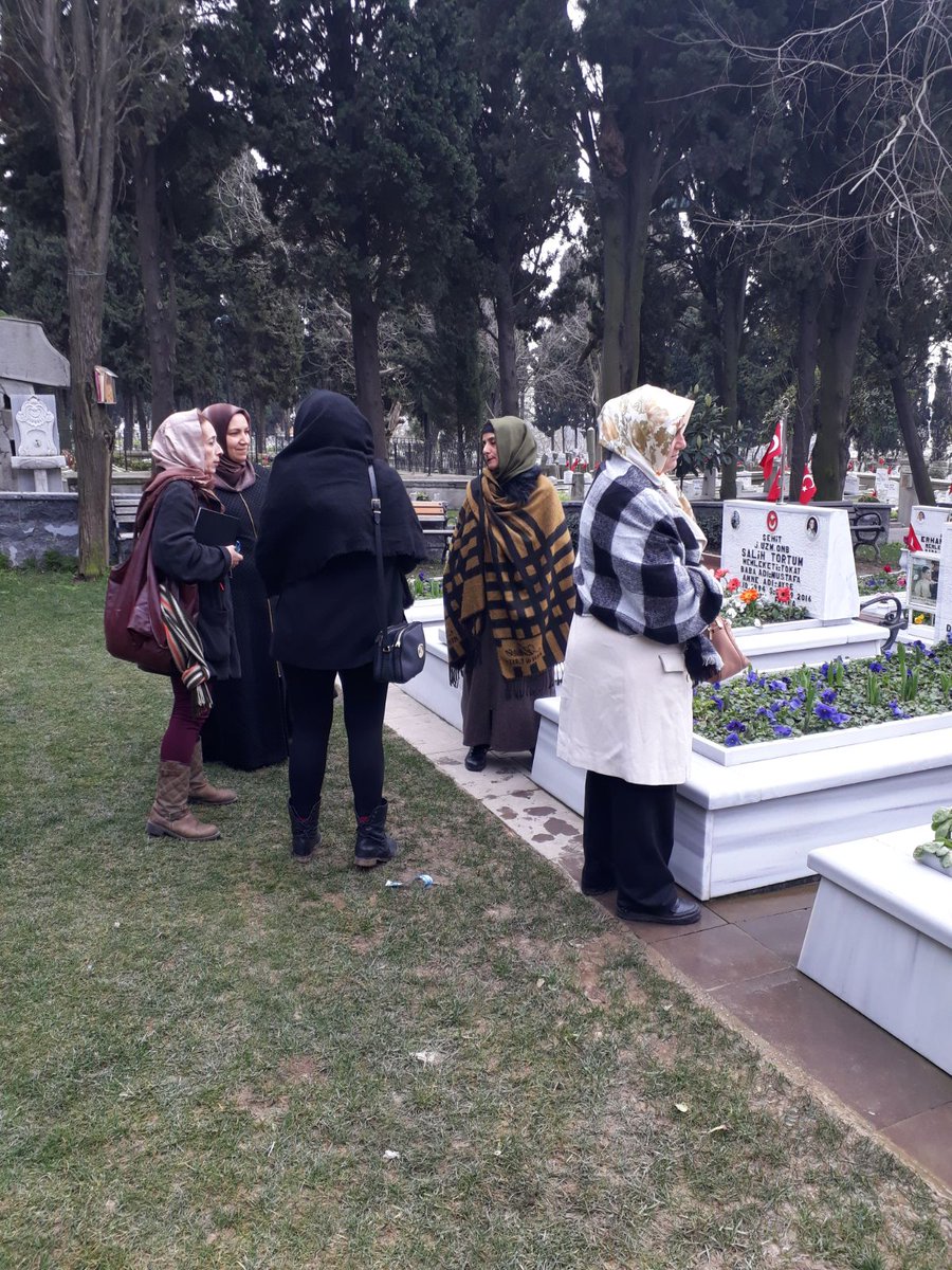 Tumyad4's tweet photo. Biz Her Cuma Şehitlikteyiz 1 kişide olsak ordayız bir merhaba bir nasılsın ana bir nasılsın baba diyin Şehit ailelerine yetiyor yüzlerinde bir tebessüm oluyor .
Bu vatan için evlatlarını verdiler birteki unutulmasın gücümüzce hep yanlarındayız.. https://t.co/shFx7v7rHW