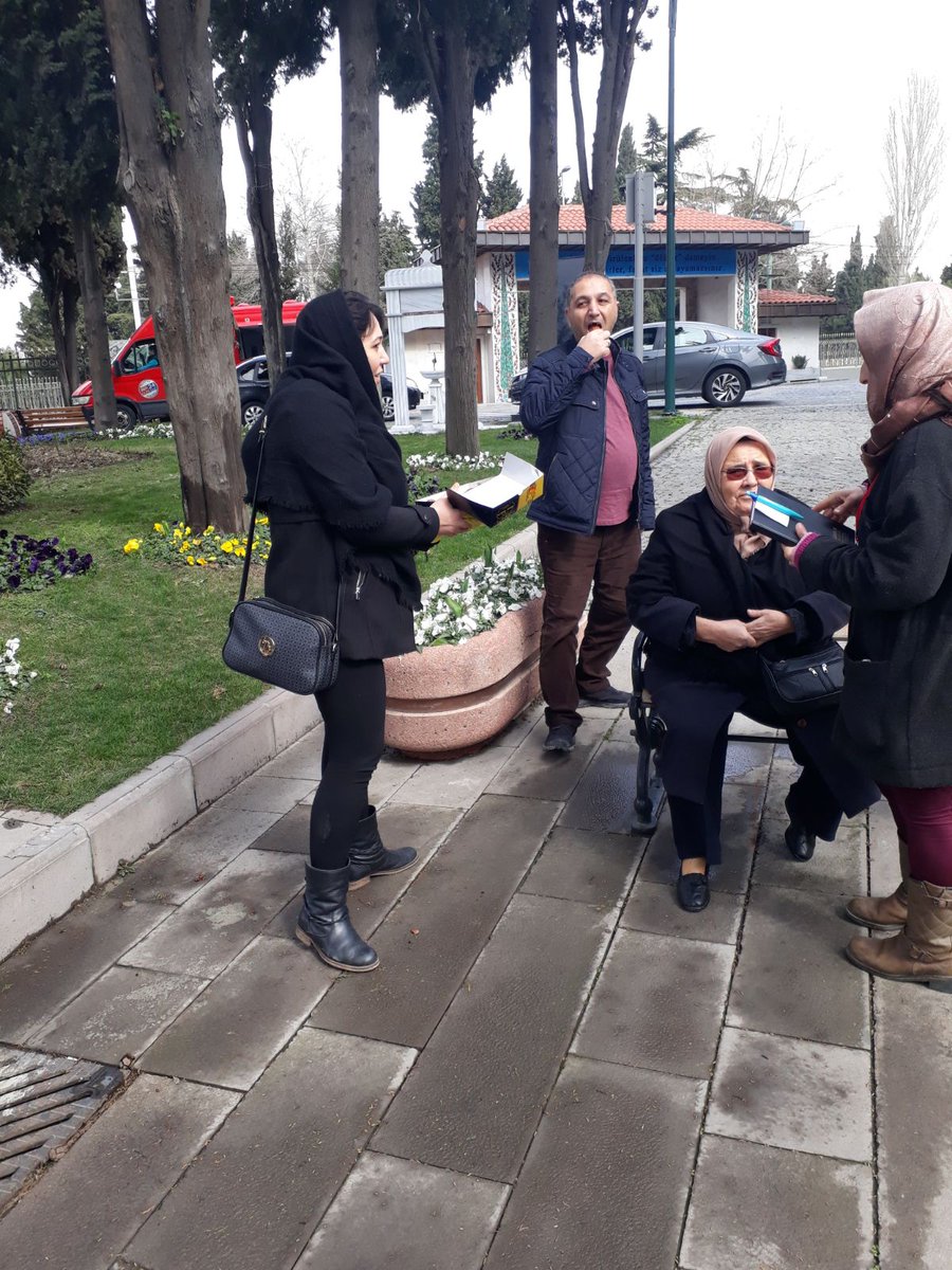 Tumyad4's tweet photo. Biz Her Cuma Şehitlikteyiz 1 kişide olsak ordayız bir merhaba bir nasılsın ana bir nasılsın baba diyin Şehit ailelerine yetiyor yüzlerinde bir tebessüm oluyor .
Bu vatan için evlatlarını verdiler birteki unutulmasın gücümüzce hep yanlarındayız.. https://t.co/shFx7v7rHW