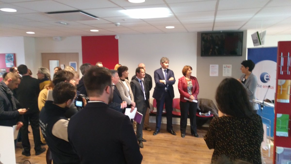 Adecco Chalon sur Saône, l'ensemble des élus régionaux et départementaux, ainsi que Mr Maire Gilles Platret, présents pour l inauguration du Pôle emploi Chalon centre.