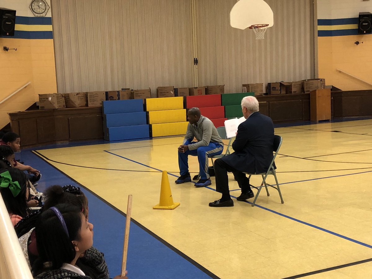 Melcommander's tweet photo. Sheriff Hammond and some of his command staff read to @HillsElem 5th graders. Thanks for helping spread a love for reading. #OppZoneWins18 #hcdeengage @hamcoschools @HCDEOppZone @JHammondSheriff https://t.co/E9I56esz6e