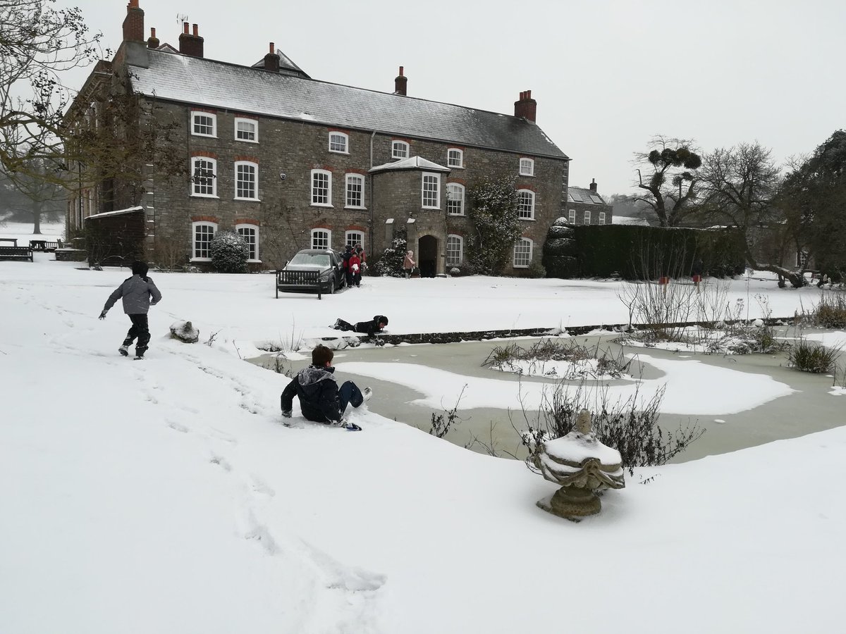 BoardingTMS's tweet photo. @TockingtonManor @BoardingTMS looking stunning under the snow ❄️❄️❄️❄️😍😍 https://t.co/gtcC20aRW8