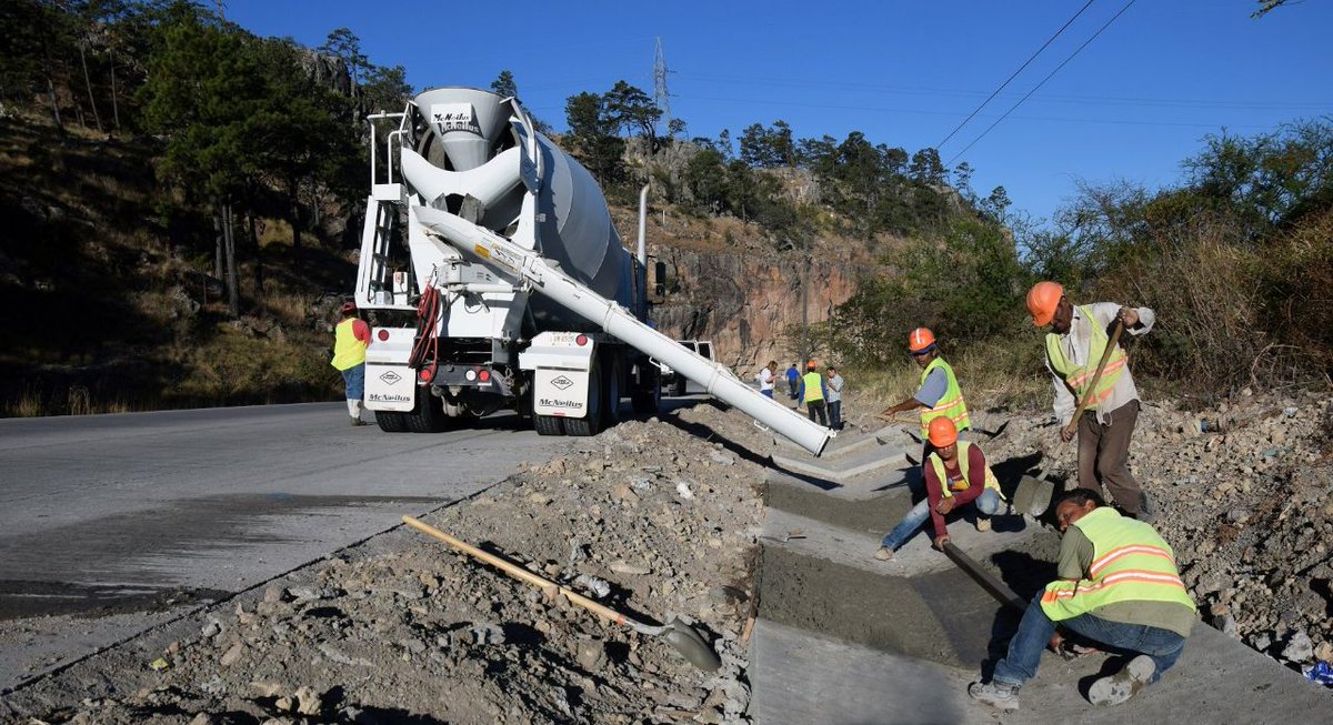 JuanOrlandoH's tweet photo. Llegó La Hora del Sur y el progreso que tanto anhelaba esta región, impulsando intercambio comercial y acortando distancias a través de construcción del Corredor del Pacífico, mejorando nuestra competitividad, atrayendo inversión y generando empleos! #ObraDelDía #ManosALaObra https://t.co/XoaoccGlf1