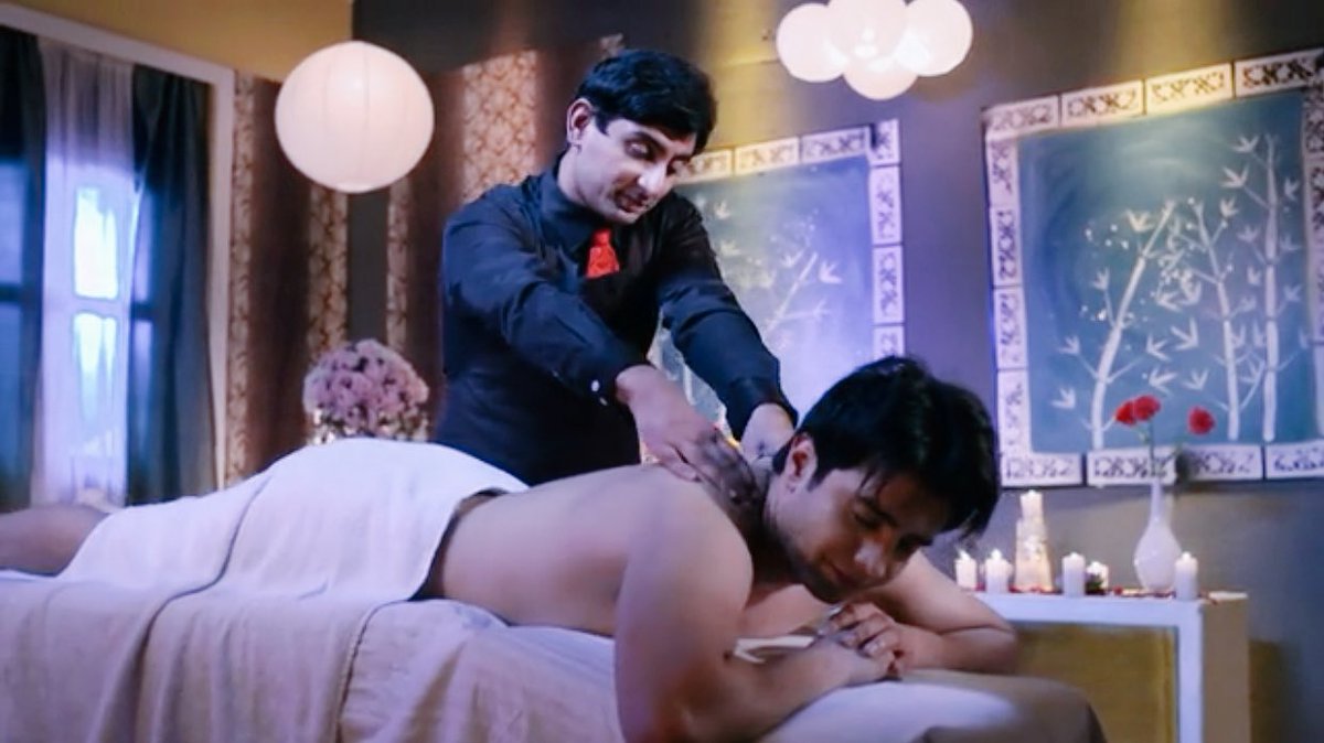 anjanaann's tweet image. When they try everything to not give it away but fails miserably (IYKWIM)
-Amols room
-AvNeil’s room
-KK’s hotel room
-Mitali’s room
-KK’s Spa

#PoorPH #MultiPurposeSet #CostCutting