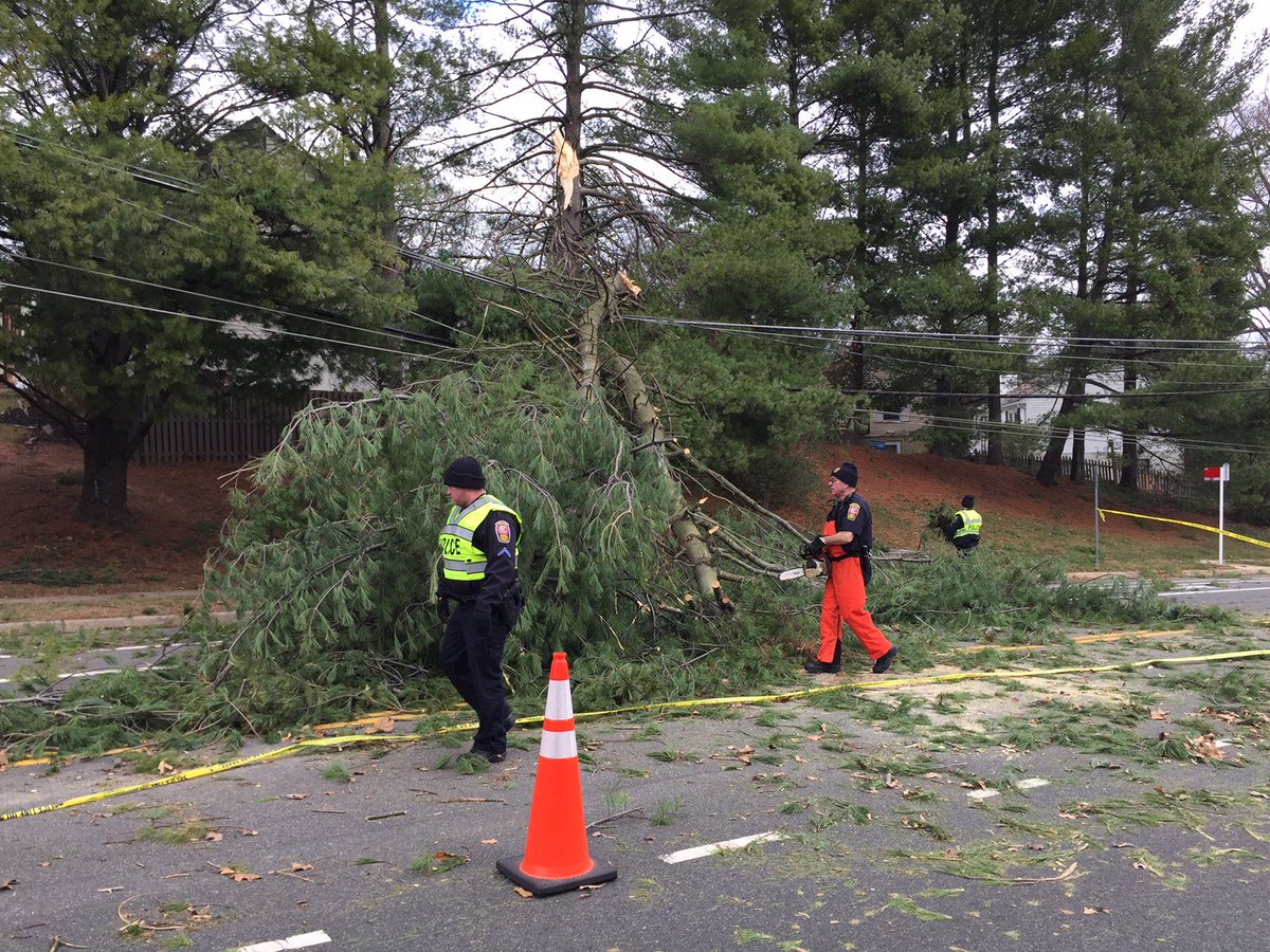 Stay up to date on road closures and traffic hazards across the county through our blog. #Windmaggedon ow.ly/l2P830iIB7I