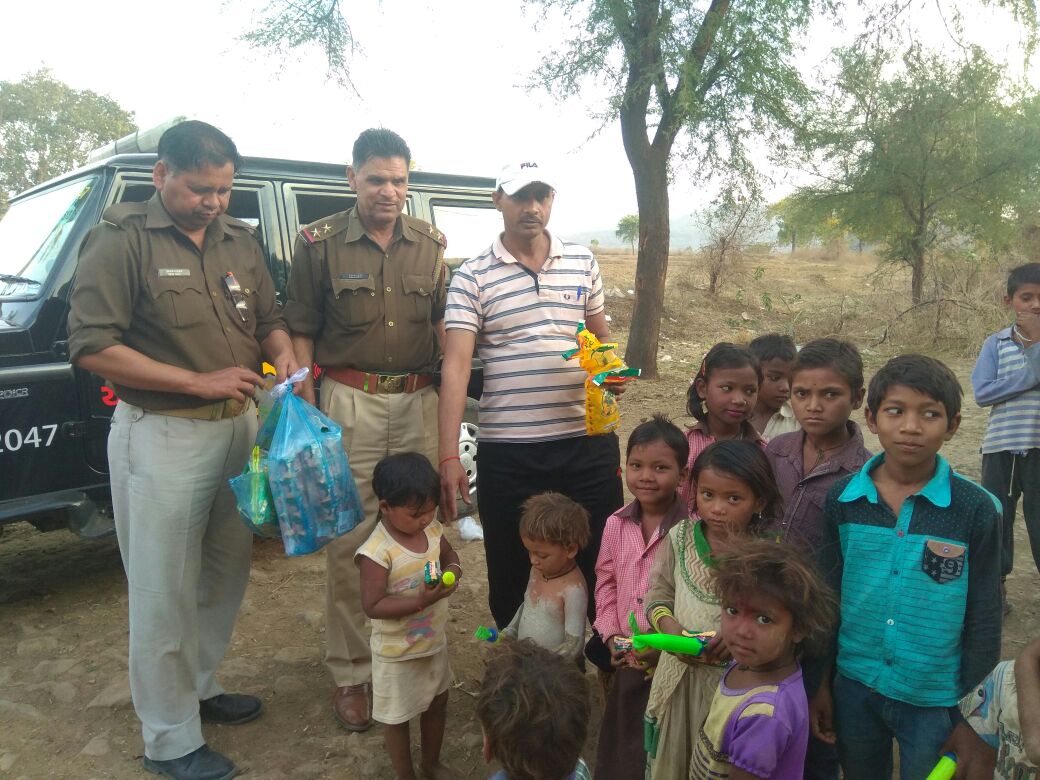 chitrakootpol's tweet photo. #happyholi
#coloursofday
#UPPolice
@chitrakootpol थाना मारकुंडी में नियुक्त वरि0उ0नि0 श्री हरी सिंह तथा उनके साथ डायल100 टीम द्वारा क्षेत्र में गरीब बच्चों को मिठाई बिस्कुट पिचकारी का वितरण किया गया तथा उनके साथ होली मनाई । @Uppolice @digchitrakoot @adgzonealld @GopendraPratap https://t.co/iONXHsvDJq