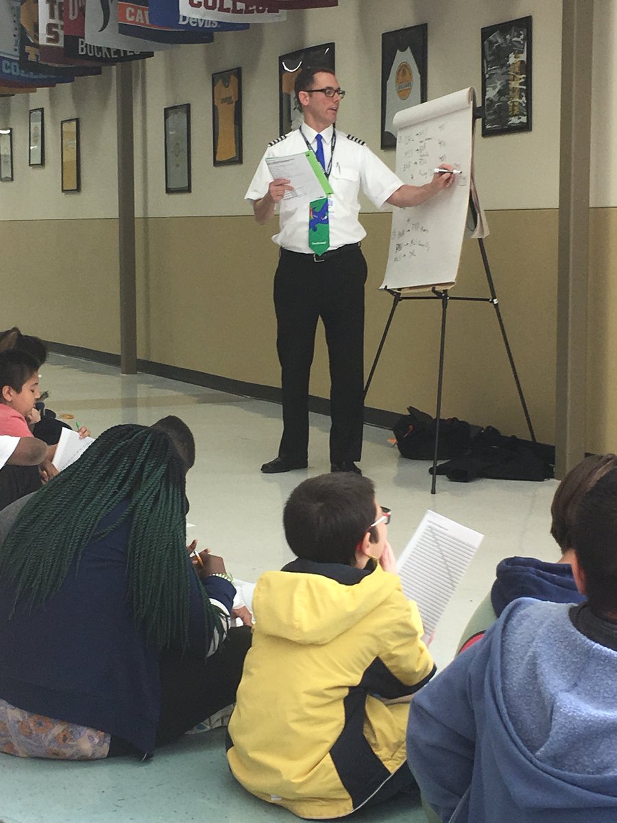 msgoldsticker's tweet photo. Sadly today is our last day with our favorite pilot. Thanks for teaching us, Mr. O’Neill! @JacksonPlano @SouthwestAir https://t.co/bSQ1004obS