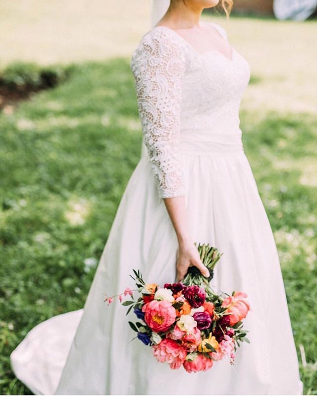 The wedding details are ✨everything✨ &amp; that's why the dress is the most important part. 💕 #OliaZavozina 📸: @jaredladiaweddings ift.tt/2oB01h0