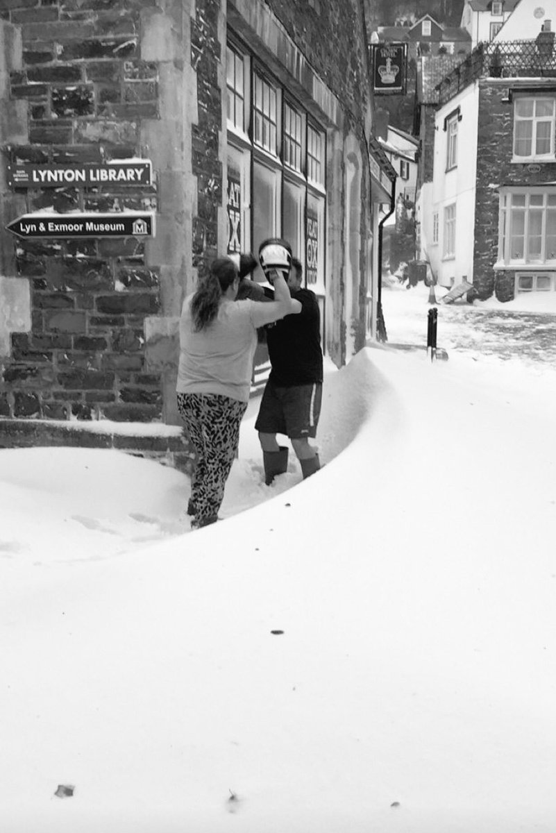 fitnessbowden's tweet photo. The Snow โ๏ธโ๏ธ came but we still box ๐ฅ, @HattonBoxing @HattonAcademy @Tonyprycebarn @jarbontextiles @NDJournal @ilovenorthdevon #exmoor #hattonboxing #FitnessMotivation #snowday2 #fitlife #creatingyou #sweatboxstudio #bowdenfitness https://t.co/7R0YxGJqvu
