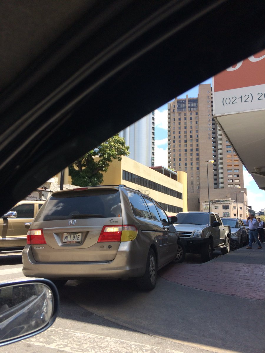 Donde esta la policia de circulacion? <a href="/duquegustavoS/">Gustavo Duque Sáez</a>  mas de 10 min estacionado en la acera