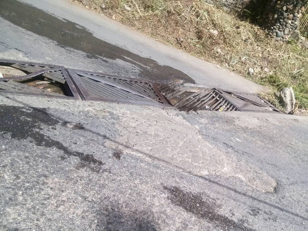 #ATENCION 3 carros resultaron afectados en este momento por alcantarilla deteriorada en vía ppal #SanDiegoDeLosAltos #Miranda #2Mar 11a.m. <a href="/HectoRodriguez/">Héctor Rodríguez C.</a> #URGENTE #PRECAUCION