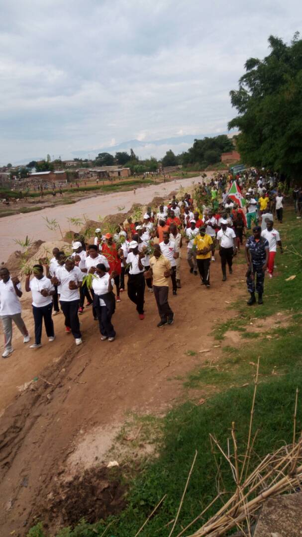 AbedeTerimbere's tweet photo. Avec la population de la @MairieBujumbura les membres d'@AbedeTerimbere ont jugés bon de contribué pour la protection de la rivière  #Ntahangwa @RacineMizero @LaurielIzere @abavukanyi @WID_collectif @gncaho https://t.co/T5NplW0OqY
