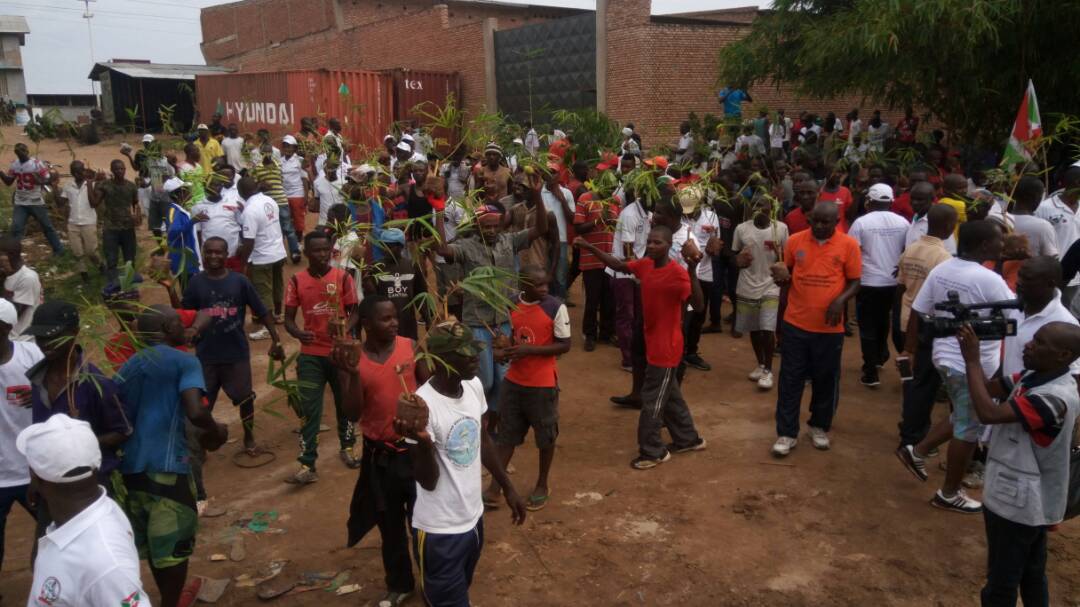 AbedeTerimbere's tweet photo. Avec la population de la @MairieBujumbura les membres d'@AbedeTerimbere ont jugés bon de contribué pour la protection de la rivière  #Ntahangwa @RacineMizero @LaurielIzere @abavukanyi @WID_collectif @gncaho https://t.co/T5NplW0OqY