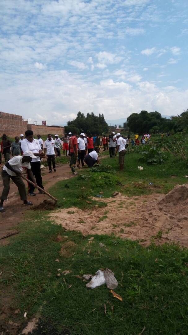 AbedeTerimbere's tweet photo. Avec la population de la @MairieBujumbura les membres d'@AbedeTerimbere ont jugés bon de contribué pour la protection de la rivière  #Ntahangwa @RacineMizero @LaurielIzere @abavukanyi @WID_collectif @gncaho https://t.co/T5NplW0OqY
