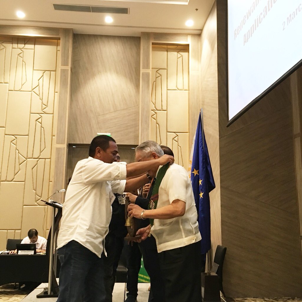 euasepta's tweet photo. Barangay Captains of Malita and Don Marcelino, Davao and Getafe, Bohol gave tokens of appreciation to the DOE Sr Usec Jesus Posadas, NEDA Sec Dr. Ernesto M. Pernia and EUD Dir-Gen Stefano Manservisi during the Experts Symposium.
#EUPHEnergy
#EUASEPTA
https://t.co/ldpfPKsk3o https://t.co/JrIHUBDsFe