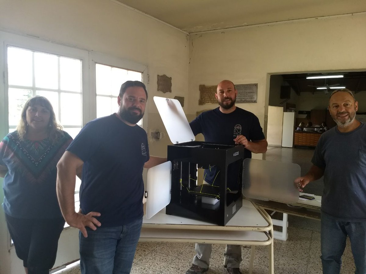 EdTecnicaBA's tweet photo. #TÉCNICA🙌🏼 seguimos entregando Impresoras 3D para equipar las escuelas. En la R17 #Monte y #GeneralBelgrano ya se preparan para estrenarla @DPETPba @copretBAok @gfalvarez https://t.co/HlvbgBmPJw