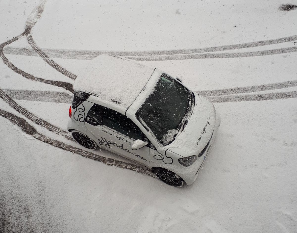 goYonda's tweet photo. This little car is still enjoying the snow ❄️☃️❄️With more snow due for this afternoon in London be sure to check our availability for booking in advance over the weekend 🌨️☃️❄️ https://t.co/RYnzDAWX5i