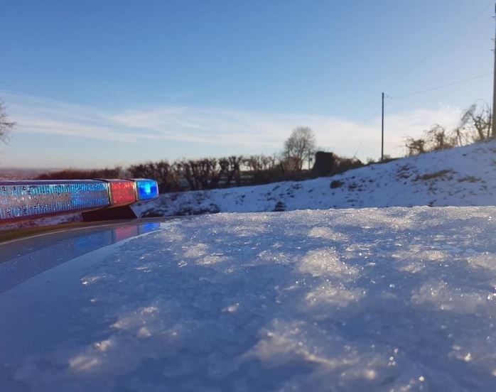 We’re working tirelessly to rescue ppl stranded by the snow and are telling ppl not to travel.

Among those we’ve rescued are 2 ppl on top of Dunkery Beacon; 4 ppl buried in a car at Burrington Combe; and a bus stuck on the A303 nr Wincanton.

socsi.in/PMefp

/