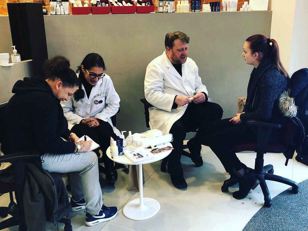 ForburyWorks's tweet image. We had such a great time with @kiehls yesterday! We received a lot of positive feedback from our tenants so we will definitely do it again! 😍 @StayHOF thank you for coming!! :D #corporatereception #skincareevent @RobertHalfUK @CrossCountryUK @StottandMay #Guardian1821