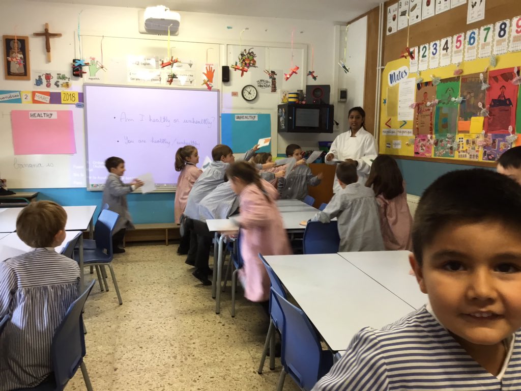 mercedaries's tweet photo. Primary 1A playing the healthy vs unhealthy food game in Master Chef English week. It was lots of fun! #juniormasterchefs #englishweek #yeschef https://t.co/niW6XduUS4