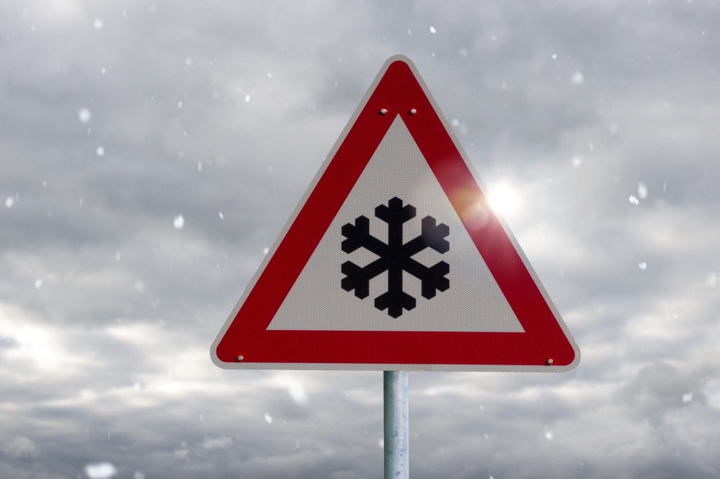 дорожные знаки зимой. дорожный знак гололед. дорожные знаки зимой. знак скользкая дорога. дорожный знак в снегу.