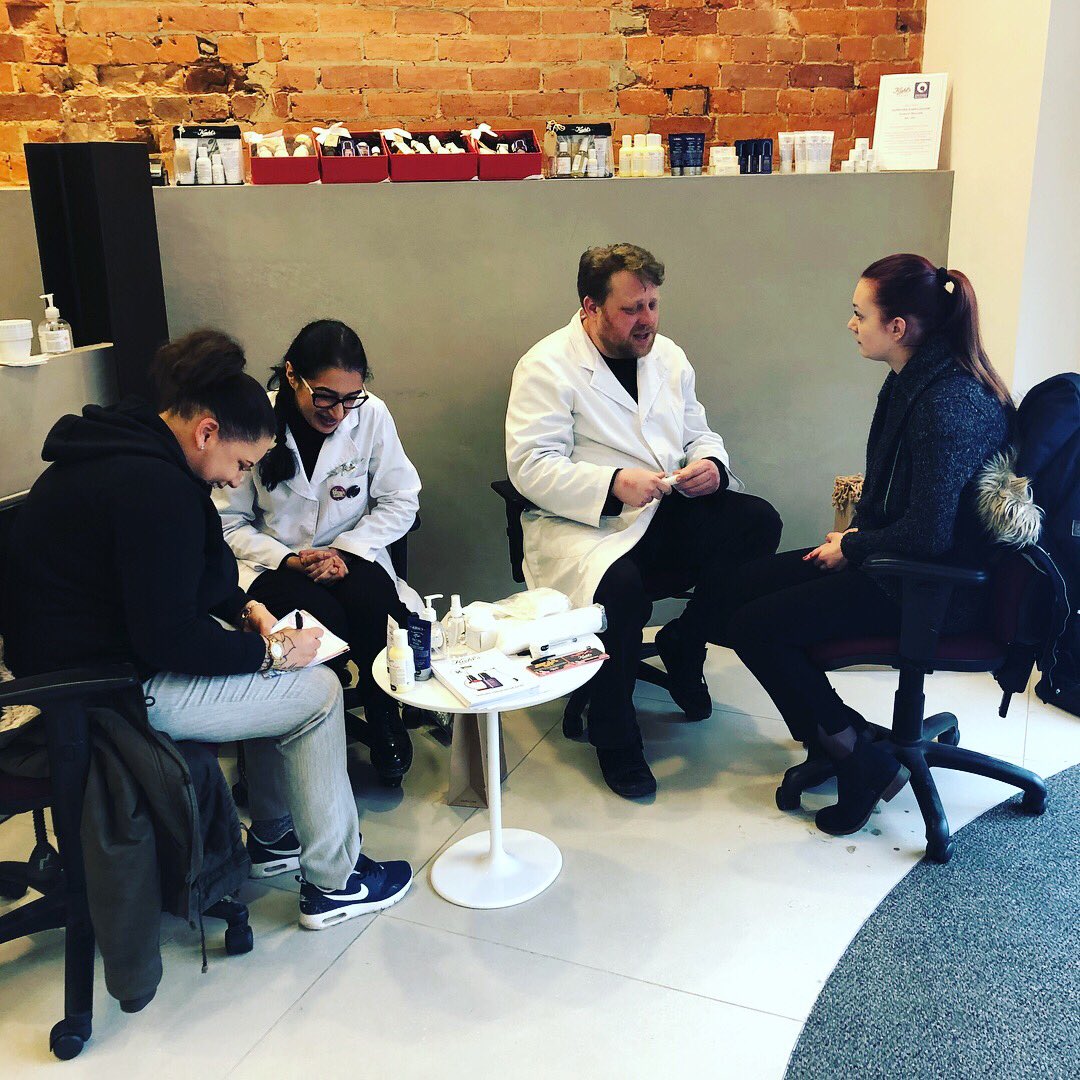 ForburyWorks's tweet image. We had such a great time with @kiehls yesterday! We received a lot of positive feedback from our tenants so we will definitely do it again! 😍 @StayHOF thank you for coming!! :D #corporatereception #skincareevent @RobertHalfUK @CrossCountryUK @StottandMay #Guardian1821