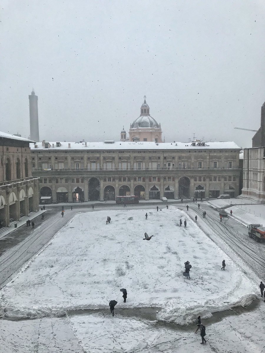 isbzu's tweet photo. #neve a #Bologna #piazzamaggiore https://t.co/5GlUpbeJRe
