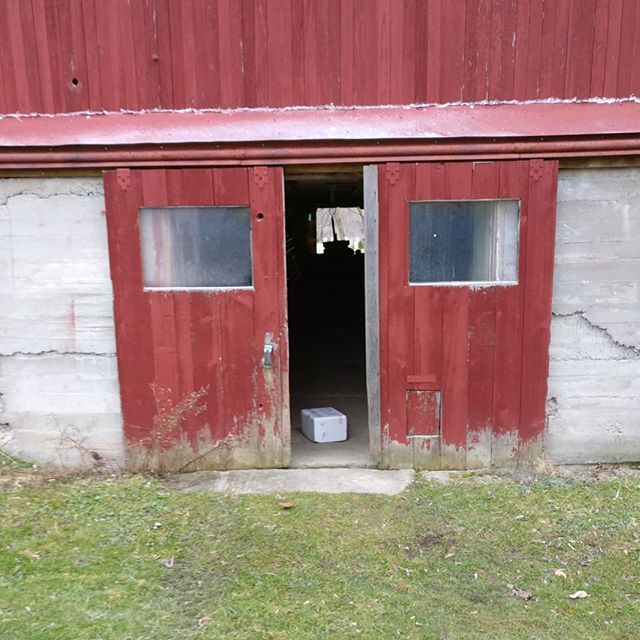 bcwinkler's tweet photo. UPS said they left my package in the "garage". What, were you not raised in a barn? https://t.co/u0qkYBlKUS https://t.co/pXkp4DlyDu