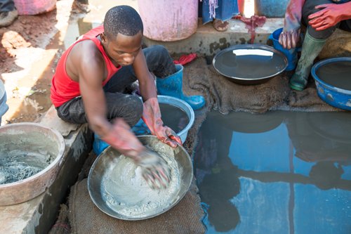 What is <a href="/Fairtrade_Gold/">Fairtrade Gold</a> and how does it help artisanal miners? We've put together some helpful information for you...> buff.ly/2oqZVZq #fairtradefortnight #choosefairtrade <a href="/FairtradeLeeds/">Fairtrade Leeds</a> <a href="/FairtradeUK/">Fairtrade Foundation</a> #tbt Photos courtesy of <a href="/Hockley_Mint/">Hockley Mint</a>