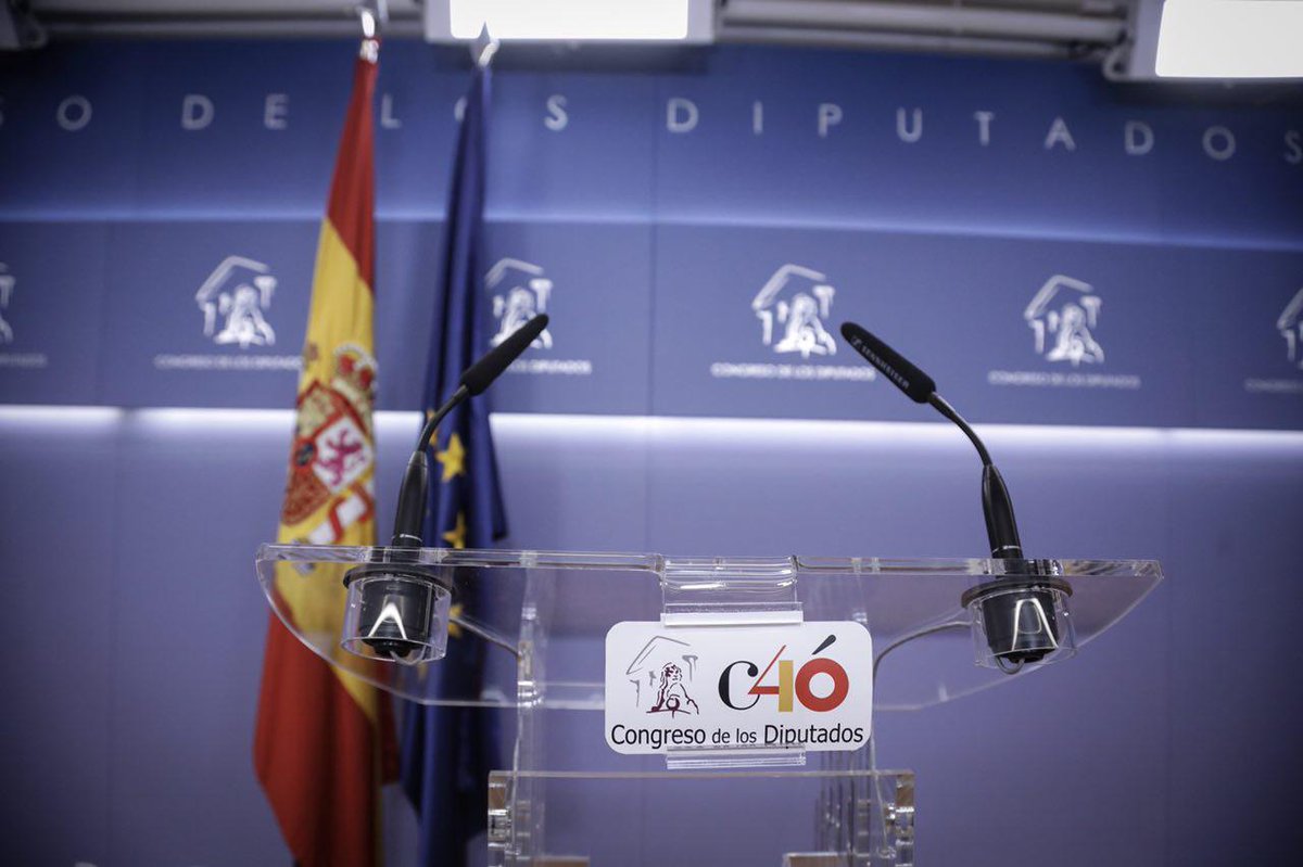 CiudadanosCs's tweet photo. 👉@Albert_Rivera atiende a medios en la sala de prensa del @Congreso_Es para hablar sobre los #PGE2018 y la situación política de Cataluña https://t.co/WmOsNtbzzM