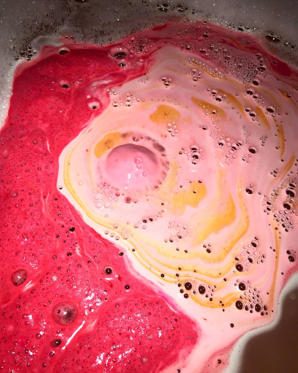 LaredoLushies's tweet photo. Spicy bath and NEW Hot Oil hair treatment after a long day yesterday. #lushcosmetics #lushies #lushshampoo #hair #relaxation #TEACHers https://t.co/nTBWr1Z79Z