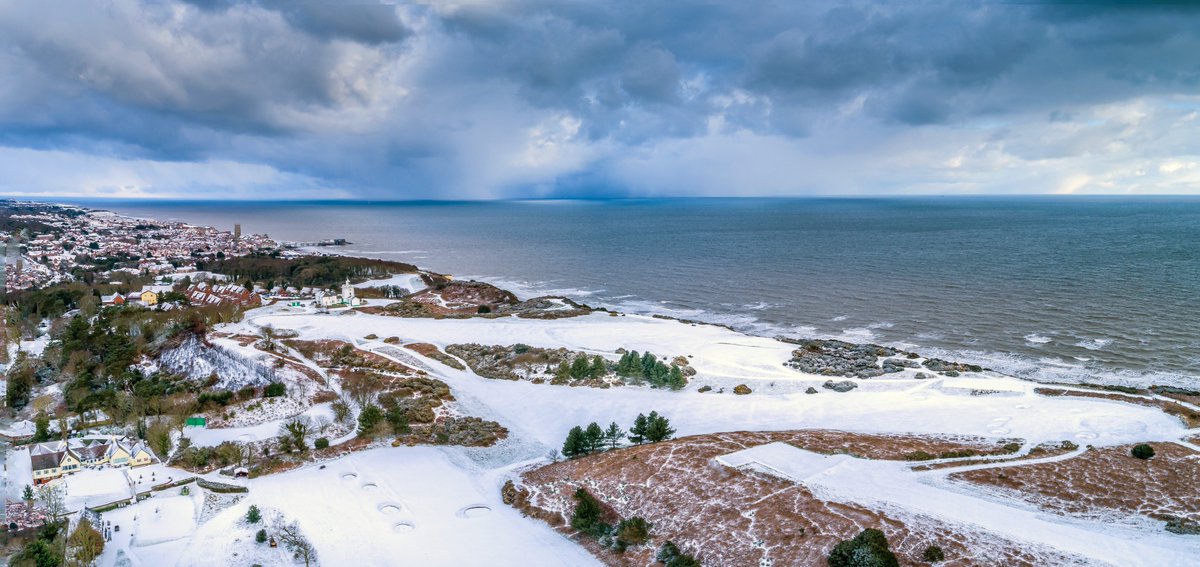 RoyalCromer's tweet photo. Another beautiful snowy photo of our stunning Norfolk Coast #CromerPier #CliffTopCourse #golfchat ❄️⛳️ @GolfTourEngland @visitnorfolk @VisitCromer @EnjoyCromer https://t.co/tW1WgwtD57