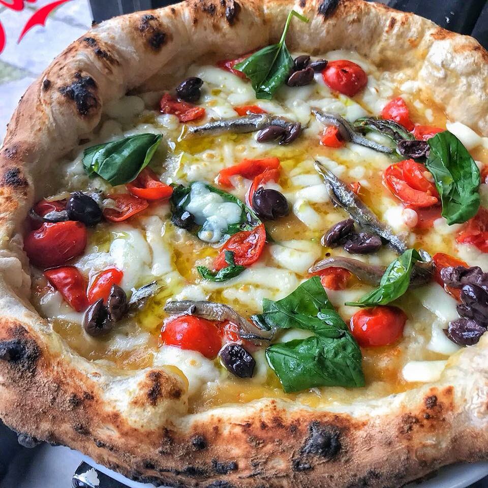 binarideltram's tweet photo. Passata di pomodoro giallo, pomodorino del piennolo rosso, fiordilatte ed in uscita olive nere ed acciughe 🤩🤩 oggi in esposizione in via Nuova Poggioreale #SuiBinariDelTram 🚋 https://t.co/sObsM6dykw