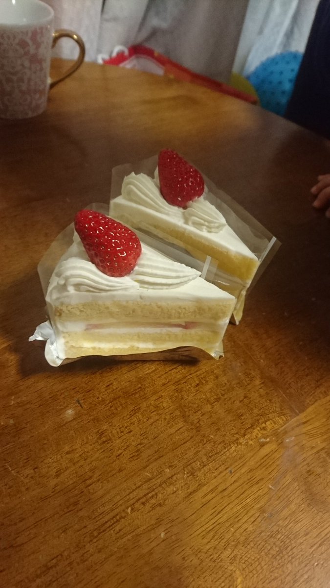Ryo1234265's tweet photo. 彩が誕生日ケーキかってきてくれてた(о´ `о)
速攻蓮にいちご食べられたけど(/´△`＼)w https://t.co/uMPVdyaH30