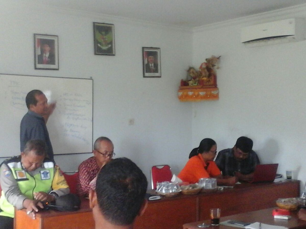 I_Made_Suena's tweet photo. Memberikan Bintek pembekalan TPK untuk persiapan pelaksanaan kegiatan dan PKT di Desa Bengkel.
#PadatKaryaTunai
#ManfaatDanaDesa
#TPPIBali
#KabTabanan 
@Jokowi
@EkoSandjojo
@anwsanusi
@taufikmadjid71
@fachrilabalado
@BaliP3md https://t.co/BfHk0Wxz7D