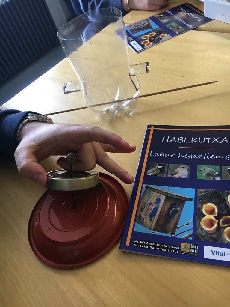 Goizekoak4's tweet photo. Step 5: 
Take the plate and the cup, unify them by making a hole in the middle of each them and introduce a hook. https://t.co/yQnTe4ek1P