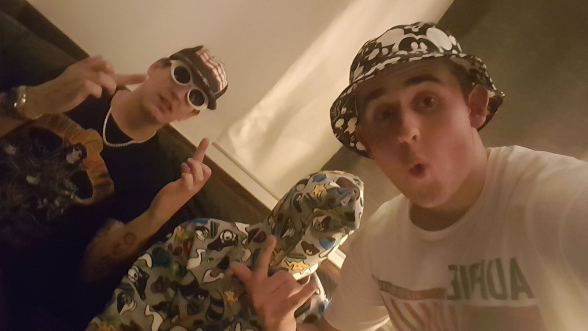DerEchteCookie's tweet photo. Bester Tag, Burr!!! @moneyboyGUDG @YoungHustensaft @SonixBeats @lilarthurius https://t.co/LVRtKvJDct