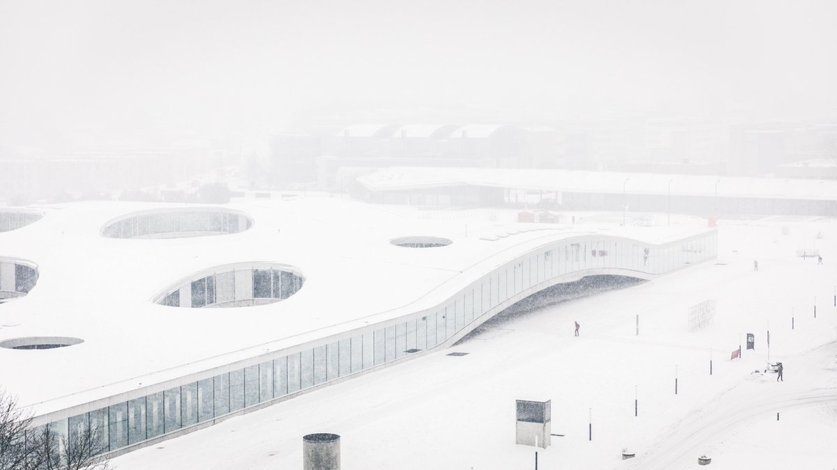 EPFL's tweet image. Le toit du Rolex Learning Center n&apos;a jamais été aussi blanc 😉 #EPFLSnow #EPFLCampus