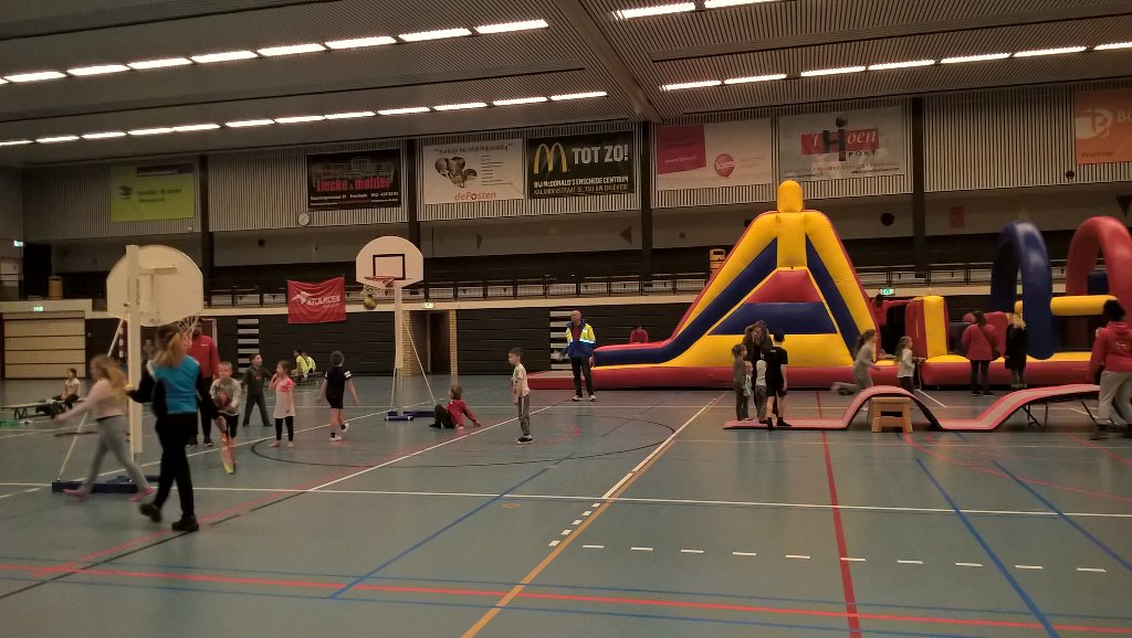 EnschedeWest's tweet photo. Voorjaarsinstuif #Pathmoshal duurt nog tot 4 uur. Kom je ook? Er wordt al lekker gesport en gespeeld. @WSEW053 https://t.co/P7j2CBqT3E