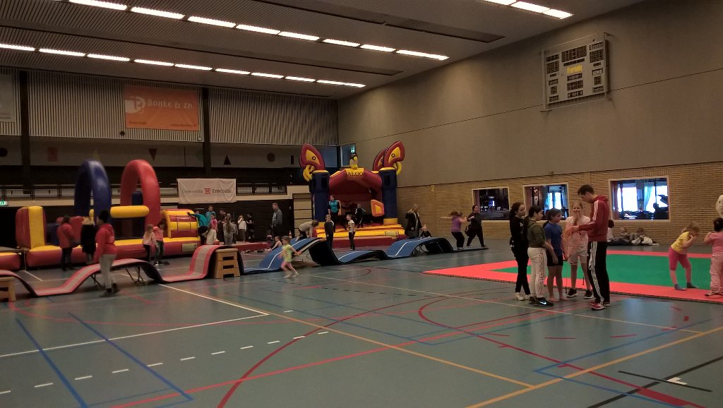 EnschedeWest's tweet photo. Voorjaarsinstuif #Pathmoshal duurt nog tot 4 uur. Kom je ook? Er wordt al lekker gesport en gespeeld. @WSEW053 https://t.co/P7j2CBqT3E